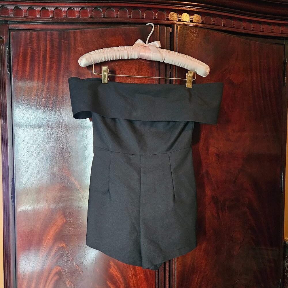 Cute romper with zipper back, 1-1/2 inch inseam. Voge Boutique. Black, Small.